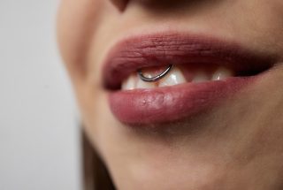 Piercings orales cómo afectan a dientes y encías