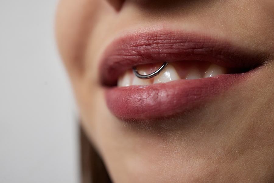 Piercings orales cómo afectan a dientes y encías