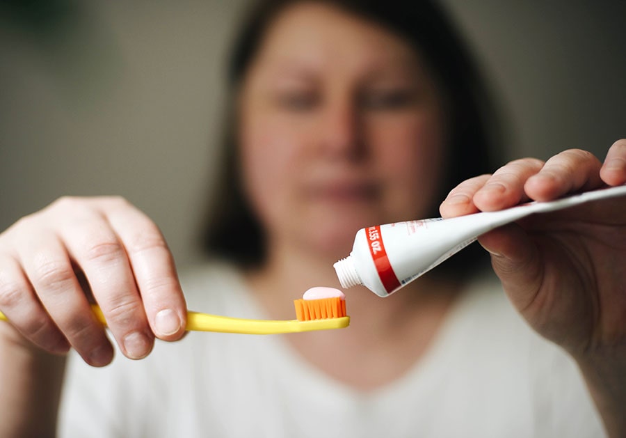 Mujer cepillandose los dientes